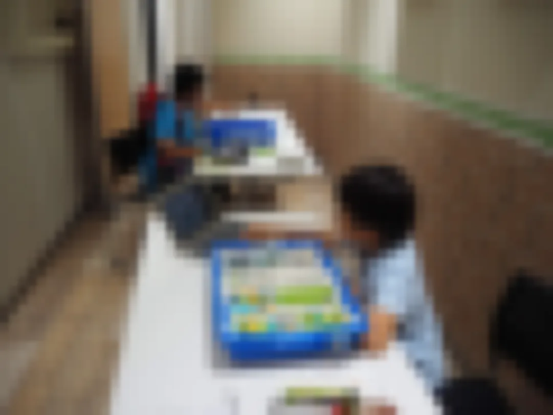 教材キットを使って作業する様子(ぼかし加工済み)